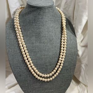 Give Outfits a Touch of Elegance With This Versatile Extra-Long Faux Pearl Nec..